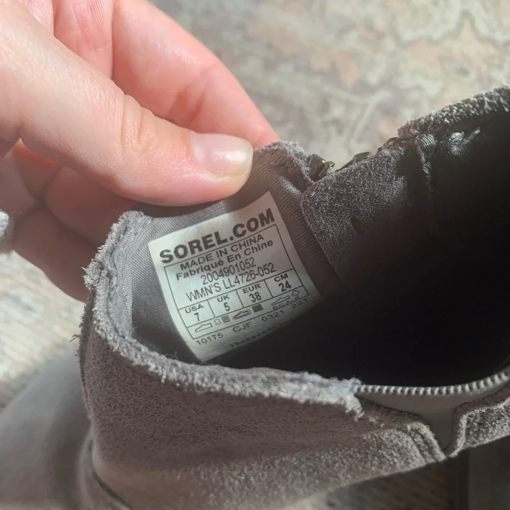 Like New Sorel Wedge Shoe Women’s Footwear Size 7 Grey Fall Formal Casual